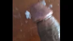 play BBW masturbiert mit großem schwarzem Dildo, während er Pornos ansieht