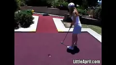 play Petite Blonde Teen „Little April” se plăceți în aer liber în aer liber