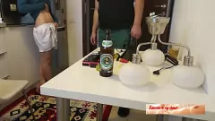 play Soțul Cuckold o prinde pe soție brunetă dracului de instalator în bucătărie