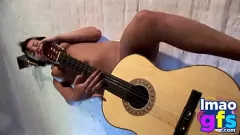 Bruna lesbica ragazza si fa piacere con chitarra e delizie orgasmiche