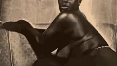 play Trio lesbien velues dans Retro London: une rencontre interraciale de chatte poilue