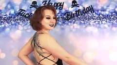 play Horny Milf célèbre l'anniversaire avec une confession coquine et un butin tatoué