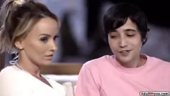 play Stiefzoon's hardcore pijpbeurt: taboe familieseks met MILF stiefmoeder