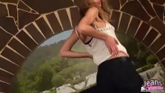 play Regardez cette jeune chaude vous donner un aperçu de son jean moulant, révélant sa culotte sexy et ses jambes fines dans ce clip amateur.