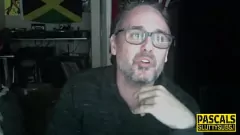 play Die vollbusige Amateurschlampe Sarah Jay nimmt einen riesigen Schwanz tief in ihre Kehle und würgt wie eine echte Unterwürfige