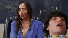 play Eine heiße brünette MILF-Professorin mit großem Hintern und großen Brüsten wird im College von einem kleinen Kerl gebumst