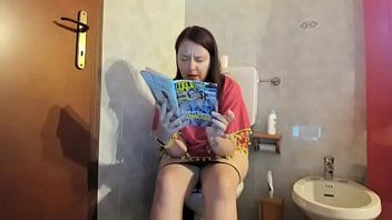 play El adolescente se sienta en el inodoro y mira a hombres desnudos xxx