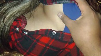 play Scopa con una figa quando dorme si mette le dita nella figa e non si sveglia
