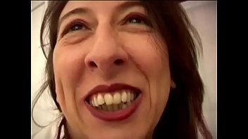 play La puttana dai denti brutti succhia e fa sesso in un bar di succo