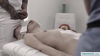 play Masseer poesje met een pervert die zijn pik naar buiten trekt en haar met geweld in de mond neukt