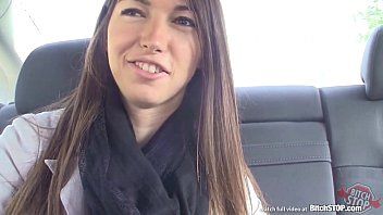play De tiener wil een xxx-actrice worden en geeft de test in de auto