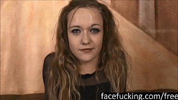 play La salope innocente excitée doit avoir des relations sexuelles avec son plus grand cousin