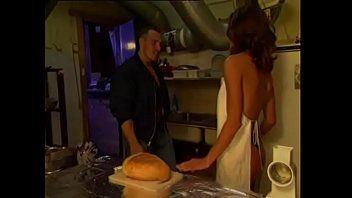 play Xnxx seksfilms met dieren seks gefilmd in de keuken