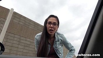 play Sex cu o gagicuta sexy neastamparata