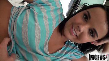 play Alexandra se laisse toucher par ses gros seins puis le baise