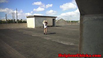 play Le ragazze troie amano fare pompini in macchina e fare sesso in luoghi deserti