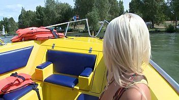 play Seks na łodzi w herastrau z blond eskortą
