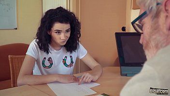 play Futai cu afacerist de 80 ani face sex cu o pustoaica bruneta cu par cret