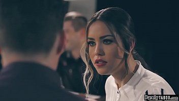 play Brunetka suka uprawia ostry seks w restauracji
