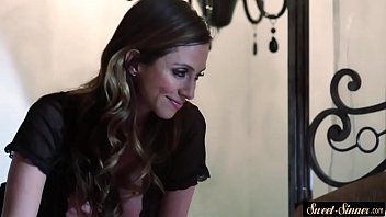 play Une brune mature en colère a des relations sexuelles avec son neveu viril