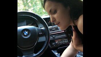 play Xxx شرجي في سيارة بي إم دبليو مع امرأة سمراء متوقفة