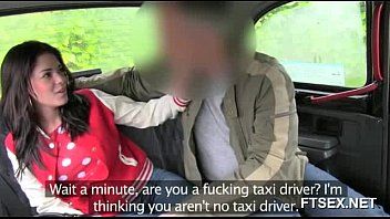 play Taxifahrer dringt in den Kunden ein, der ziemlich gut aussieht