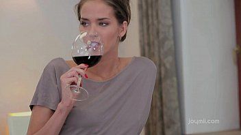 play Xxx con una chica después de servir una copa de vino