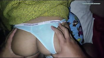 play Hij komt gemakkelijk in de penis in het poesje en voelt geen enkele bevrediging