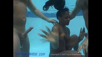 play Il sait faire du sexe oral dans l'eau et s'amuser avec son pénis dans sa chatte dans l'eau