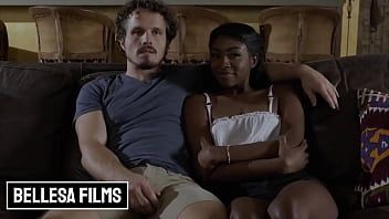 play Ebony neukt goed met de penis in haar vlezige poesje