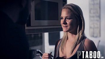 play Elle sait ce qu'elle veut d'un vrai homme et lui donne bien plus qu'elle ne reçoit