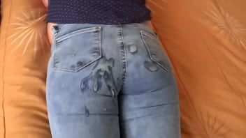 play Ela chama seu amante para o quarto depois de servir a refeição para fazer sexo com ele