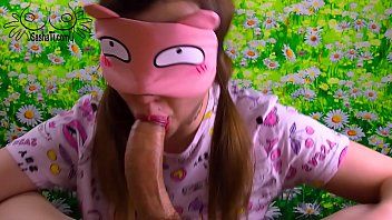 play Mordendosi le labbra quando questa bellissima giovane donna con il seno piccolo viene scopata da dietro