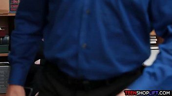 play La chaude villageoise avec de très beaux et gros seins se fait baiser par un agent de sécurité dans un bureau
