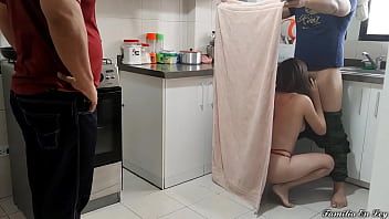 play Le garçon pénètre sa belle-mère et espère que la chienne ne l'attrape pas
