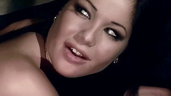 play La prepotente ragazza del villaggio con un orecchino nella figa che deve soddisfare i suoi clienti