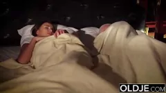 play El viejo abuelo le da a su joven esposa una follada dura en el coño