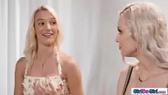 play Kenna James und Kenzie Taylor in einer dampfenden Lesben 69 -Sitzung
