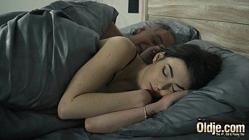 play Alina si sveglia con un vecchio accanto a lei a letto allargando le gambe per scopare magnificamente